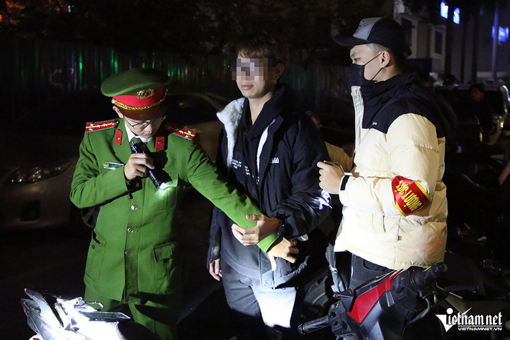 Cảnh sát 141 Hà Nội xử lý hàng loạt 'quái xế' trong đêm Noel - 10