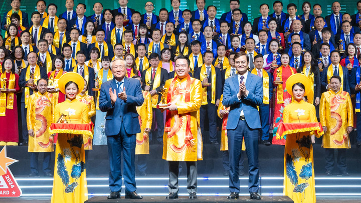Ông Nguyễn Duy Chính - Tổng Giám đốc Tập đoàn Tân Á Đại Thành đại diện Tập đoàn nhận danh hiệu Top 10 Sao Vàng đất Việt 2024.