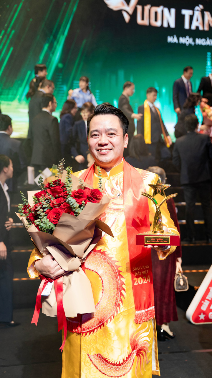 Ông Nguyễn Duy Chính - Tổng Giám đốc Tập đoàn Tân Á Đại Thành - với kỷ niệm chương Top 10 Sao Vàng đất Việt 2024.