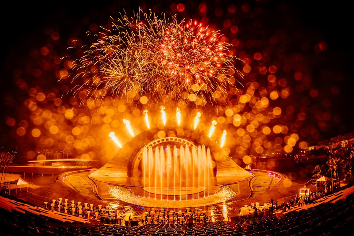 Show diễn “Nụ hôn của biển cả” cùng show pháo hoa làm bừng sáng trời đêm Phú Quốc.