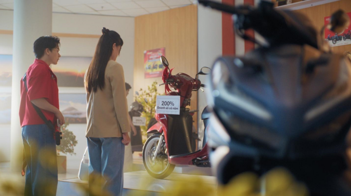 Món quà dành tặng ba được thể hiện khéo léo qua “nỗ lực” 200% doanh số cả năm. (Ảnh: TVC “Tết nhà là vô giá” của Home Credit)