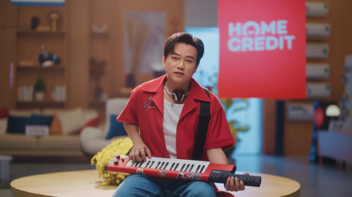 Bùi Công Nam kết hợp cùng Home Credit gửi gắm thông điệp ấm áp để chào đón Tết Nguyên Đán 2025. (Ảnh: TVC “Tết nhà là vô giá” của Home Credit)