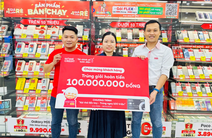 Khách hàng trúng giải thưởng đặc biệt 100 triệu đồng khi tham gia chương trình "Xài thẻ liền tay - Trúng ngay 100 triệu" từ Home Credit.