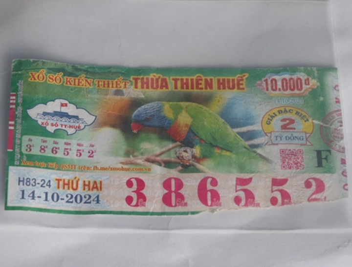 Bà N.T.N. đề nghị TAND thị xã Hương Thuỷ thu thập tài liệu, chứng cứ là kết luận giám định của Phòng Kỹ thuật hình sự Công an tỉnh Thừa Thiên - Huế đối với tờ vé số 386552. (Ảnh: QT)