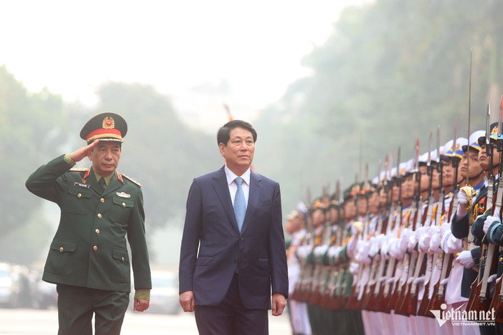 Đại tướng Phan Văn Giang đón Chủ tịch nước Lương Cường dự Hội nghị Quân chính toàn quân.