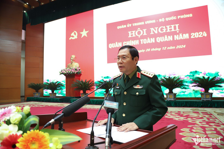 Đại tướng Nguyễn Tân Cương báo cáo kết quả công tác quân sự, quốc phòng năm 2024 và phương hướng năm 2025.