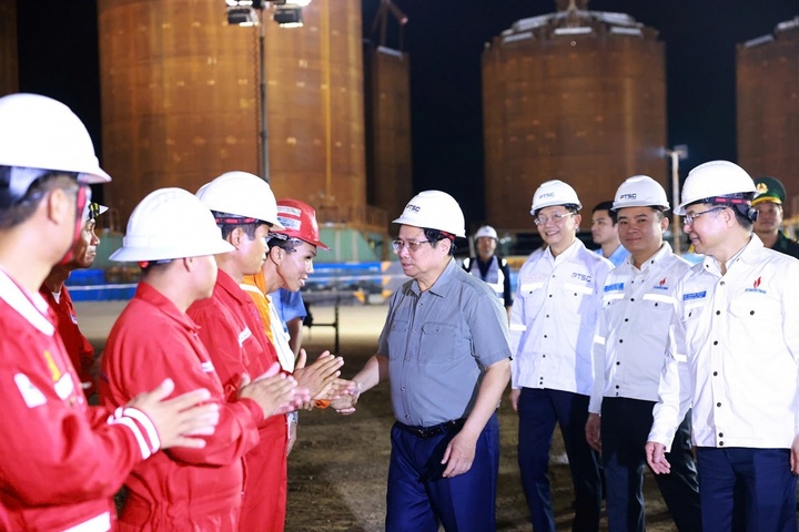 Thủ tướng Phạm Minh Chính thăm hỏi, động viên người lao động Dầu khí trên công trường và khẳng định những thành quả đạt được của Petrovietnam trong những năm qua.