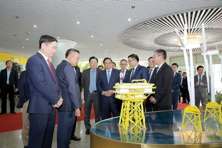 Chủ tịch HĐTV Petrovietnam Lê Mạnh Hùng báo cáo với Thủ tướng Phạm Minh Chính về hoạt động SXKD.