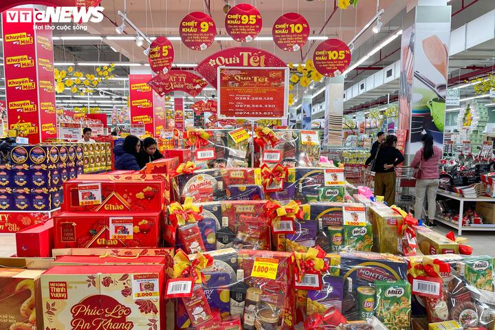 Năm nay, các hệ thống siêu thị ở Hà Nội như Aeon, Coopmart, Go...đã đồng loại trưng bày giỏ quà Tết từ giữa tháng 12 nhằm phục vụ những khách hàng muốn mua sắm sớm.