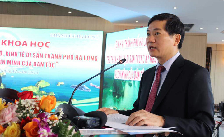 Ông Vũ Quyết Tiến, Uỷ viên Ban Thường vụ Tỉnh uỷ, Bí thư Thành uỷ Hạ Long phát biểu khai mạc hội thảo.