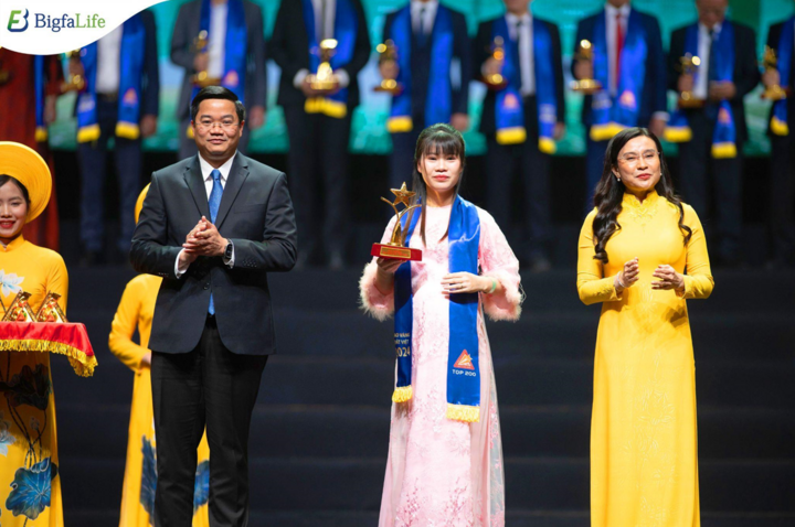 Tổng Giám đốc Phùng Thị Ngân tại lễ vinh danh Sao vàng đất Việt 2024.