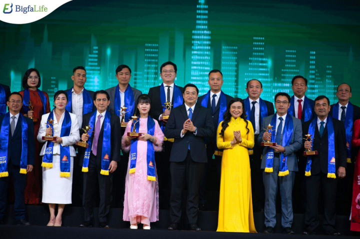 Đại diện Bigfa đón nhận cúp Sao vàng đất Việt 2024.