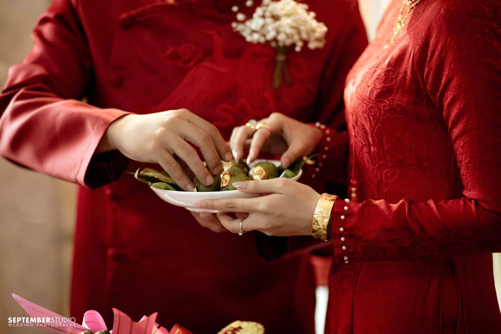 Cặp đôi này đã kết hôn trong một buổi lễ cưới giả, đây là một phần của trò lừa đảo.