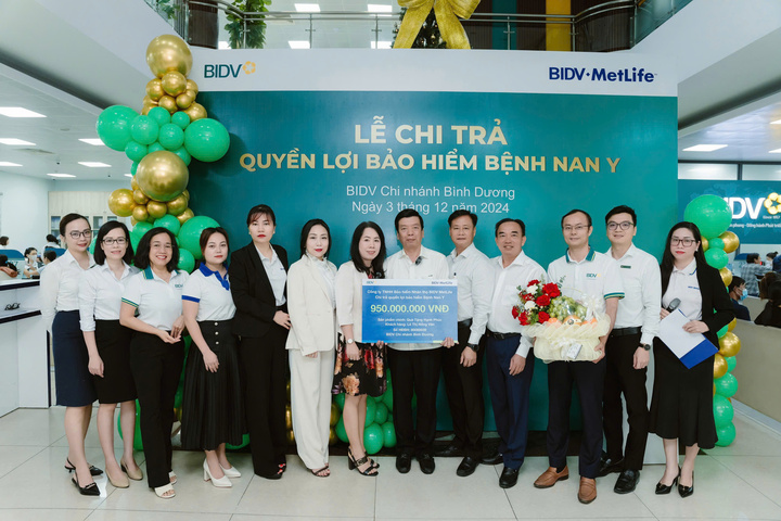 Hình ảnh vợ chồng chị Hồng Vân trong buổi chi trả số tiền 950 triệu đồng tại chi nhánh Bình Dương.