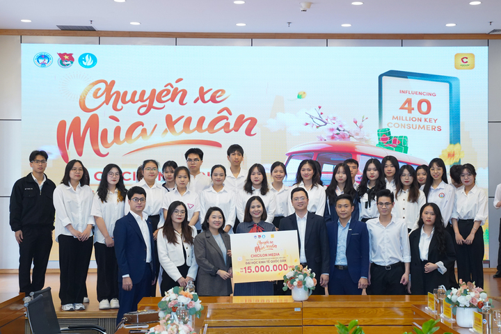 Đại diện Chicilon Media trao tặng quỹ hỗ trợ cho các em sinh viên ĐH Kinh tế Quốc dân.