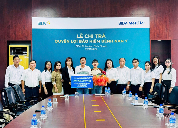 Hình ảnh vợ chồng anh Chiến trong buổi chi trả số tiền 300 triệu đồng tại chi nhánh Bình Phước.