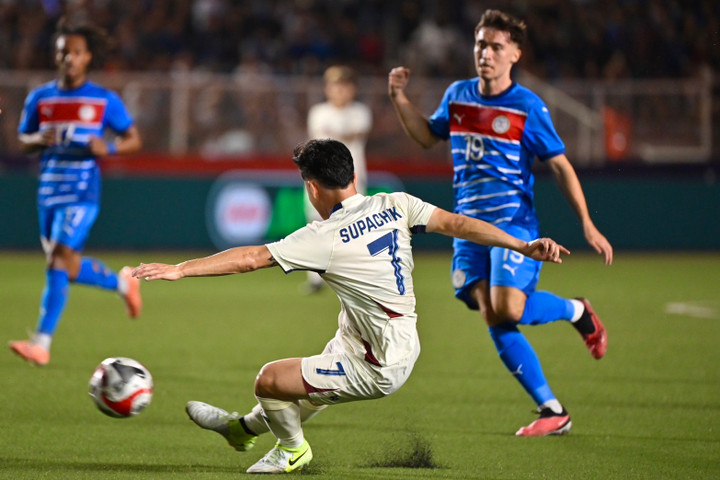 Thái Lan uy hiếp khung thành Philippines.