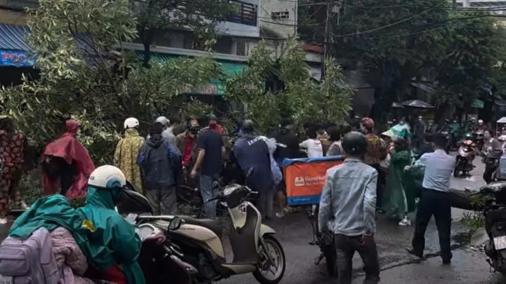 Người dân "giải cứu" người đàn ông đưa đi bệnh viện.