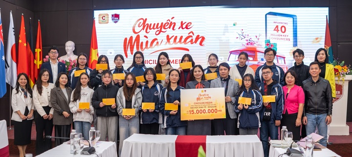Đại diện Chicilon Media trao tặng quỹ hỗ trợ cho các em sinh viên Trường ĐH Kinh tế - ĐH Quốc gia Hà Nội.