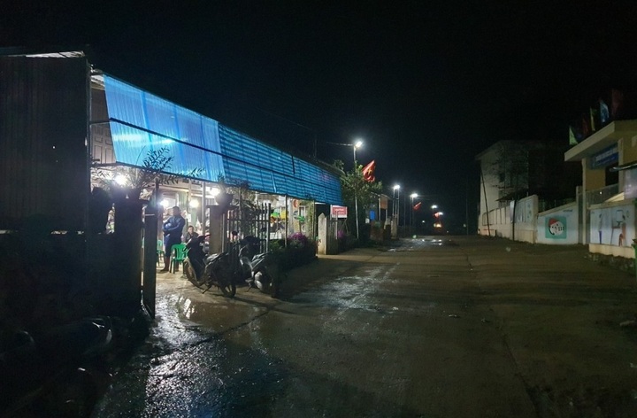 Cuộc sống nhiều bản làng thay đổi nhờ hệ thống điện lưới quốc gia được kéo đến. (Ảnh minh họa: CT)