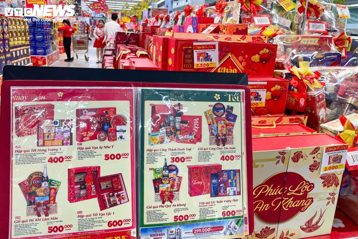 Tại siêu thị Go, giỏ quà Tết rẻ nhất có giá 99.000 đồng/hộp, bao gồm 1 chai nước ngọt, hộp bánh, túi kẹo, hộp cà phê, túi đậu phộng.