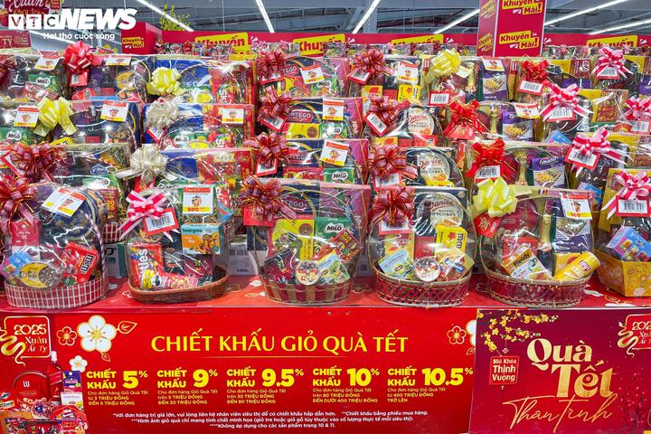 Nước mắm, dầu ăn, xà phòng hóa giỏ quà Tết độc lạ - 10