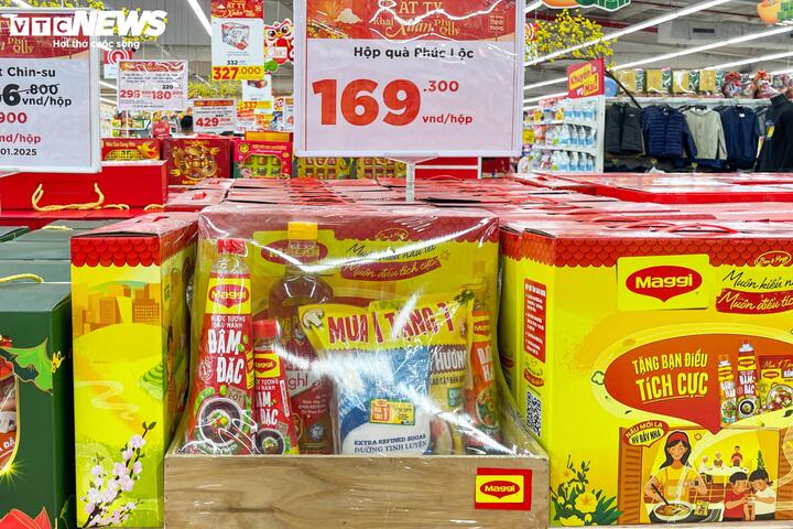 Một giỏ quà khác giá chỉ 169.000 đồng/giỏ bao gồm 2 chai nước tương, dầu hào, hạt nêm, đường, dầu ăn.