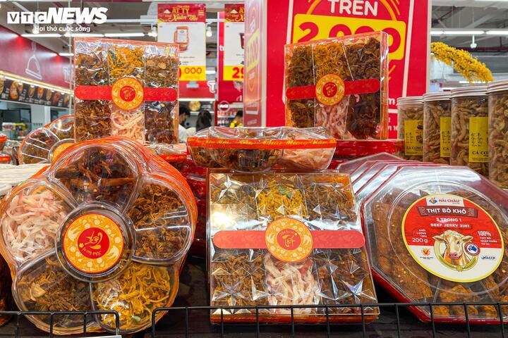 Mẫu hộp quà với đủ loại thịt khô mới lạ trên thị trường Tết năm nay có giá 279.000 đồng/hộp.