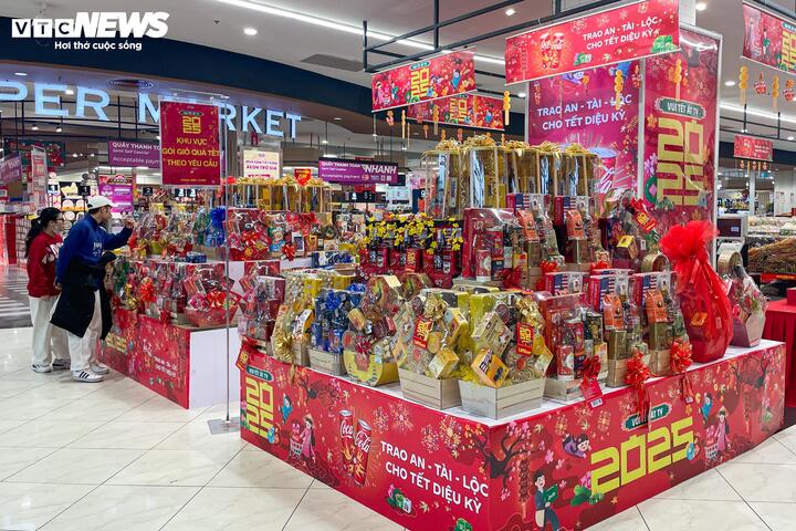 Tại siêu thị Aeon Mall, những quầy giỏ quà Tết cũng đã bắt đầu được dựng lên, khách hàng có thể lựa chọn gói quà theo yêu cầu hoặc mua những giỏ quà Tết đã được làm sẵn. Theo khảo sát, mẫu giỏ quà Tết rẻ nhất tại đây có giá 279.000 đồng/giỏ gồm 2 lạp xưởng, da cá trứng muối, da heo vị tomyum.