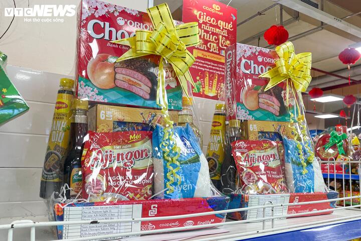 Đủ loại gia vị được mix lại, tạo nên các loại giỏ quà khác nhau, nhiều nơi còn mạnh tay giảm giá 10 - 15%/giỏ để kích thích khách mua. "Những hộp quà như này có ý nghĩa vô cùng thiết thực, có thể làm quà tết cho bạn bè, người thân hoặc được dùng tại chính gia đình mình. Nhiều doanh nghiệp còn chọn làm phần thưởng cho công nhân, nhân viên", một nhân viên siêu thị cho biết.
