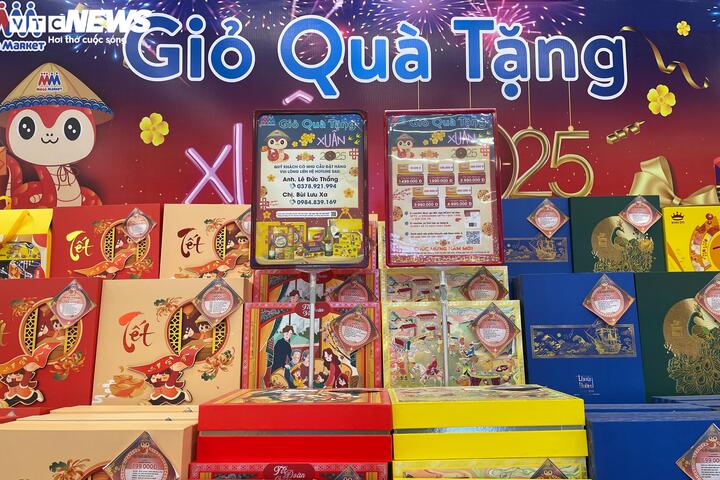 Nước mắm, dầu ăn, xà phòng hóa giỏ quà Tết độc lạ - 12