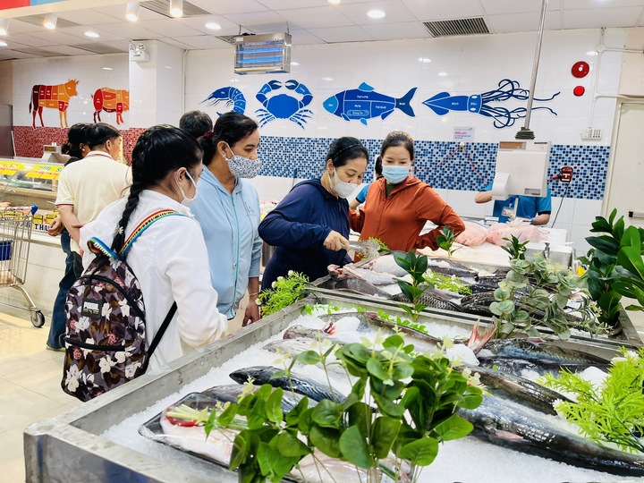 Khách hàng chọn hải sản tươi ngon.