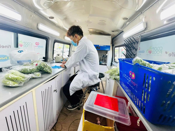 Saigon Co.op tăng cường tần suất Test nhanh đảm bảo chất lượng hàng hóa tươi sống.