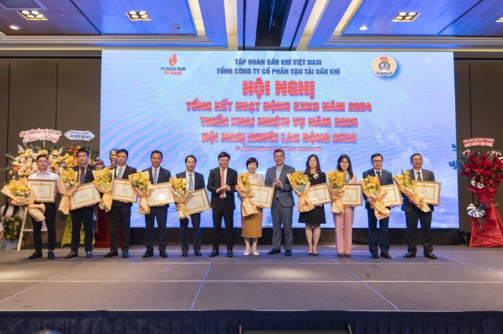 Trao tặng Bằng khen của Tổng giám đốc Tập đoàn Dầu khí Việt Nam cho các tập thể, cá nhân có thành tích xuất sắc.