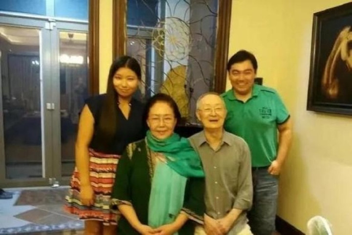 Tư Cầm Cao Oa thuở hạnh phúc bên chồng và các con.