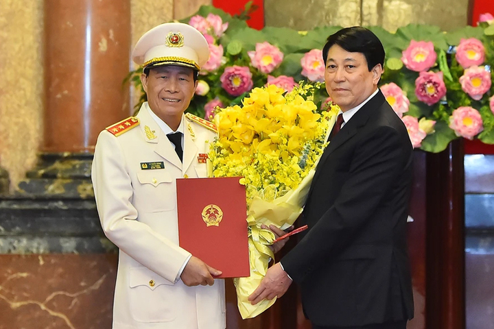 Chủ tịch nước Lương Cường trao quyết định thăng cấp bậc hàm Thượng tướng cho Thứ trưởng Bộ Công an Lê Quốc Hùng.