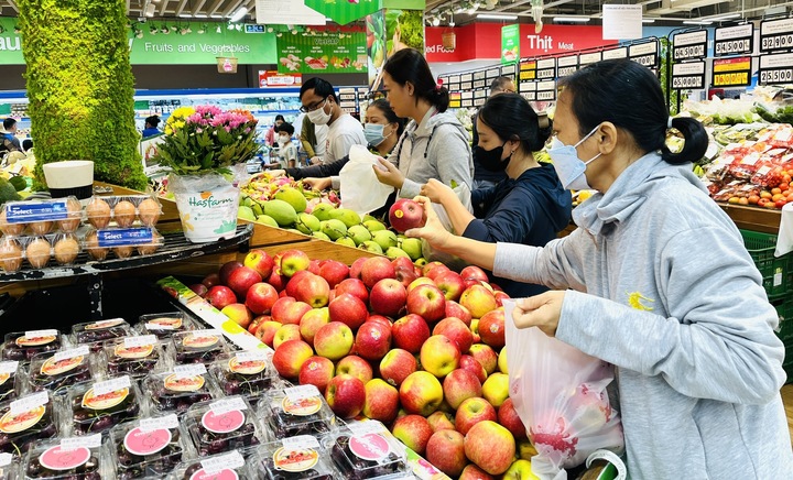 Trái cây nhập ngoại được khách hàng quan tâm.