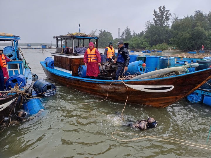 Lực lượng chức năng trục vớt xe máy của người dân sau khi phà chìm. (Ảnh: S.C)