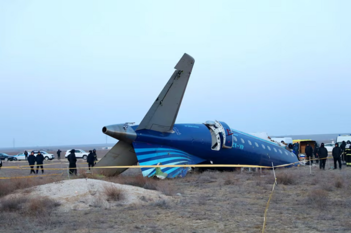 Hiện trường máy bay Azerbaijan Airlines rơi gần thành phố Aktau ở Kazakhstan. (Ảnh: Reuters)