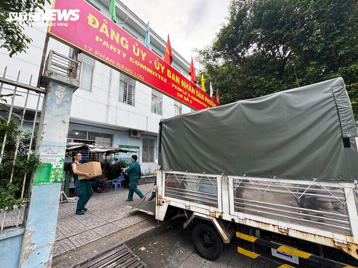 Dân quân được huy động để di chuyển đồ đạc, hồ sơ từ các trụ sở cũ qua cơ sở mới.