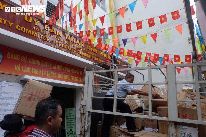 Cán bộ UBND Phường 19 tất bật dọn dẹp đồ đạc, hồ sơ chuyển sang trụ sở mới.