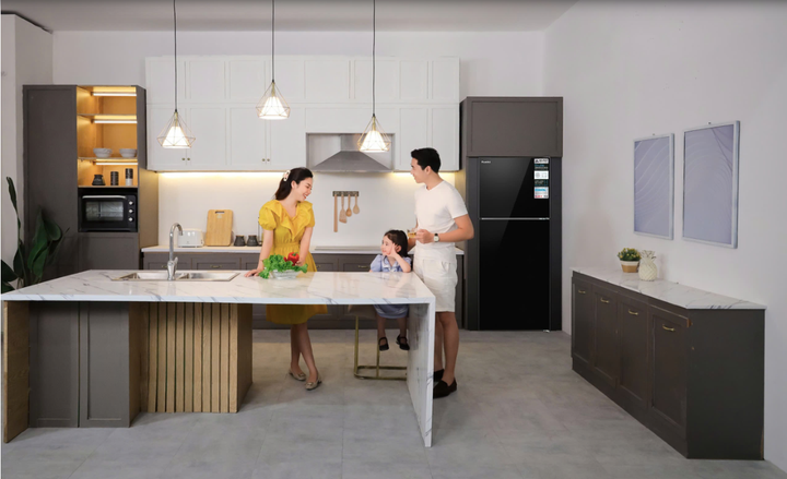 Tủ lạnh cánh kính Funiki sang trọng, tô điểm thêm cho gian bếp của gia đình.