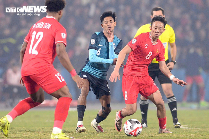 Singapore đẩy cao đội hình trong hiệp 2.
