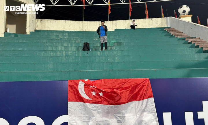 30 phút trước trận đấu, khu vực khán đài của cổ động viên Singapore chỉ có một người. (Ảnh: Đắc Huy)