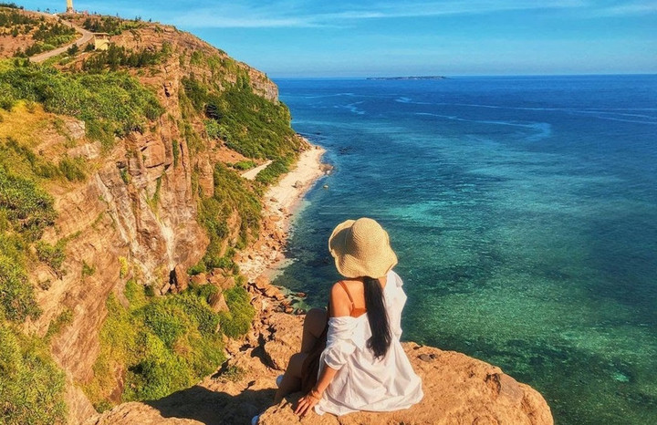 Núi Thới Lới nhìn ra toàn cảnh đảo Lý Sơn.