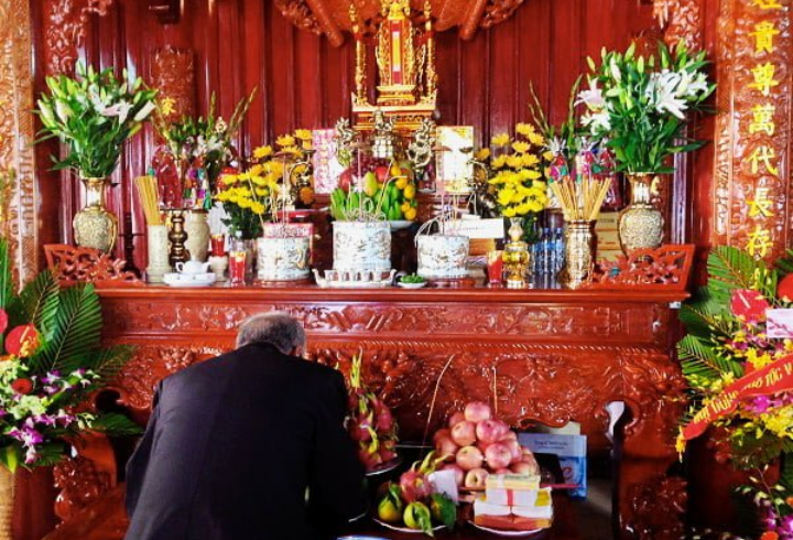 Văn khấn mùng 1 tháng Chạp đầy đủ và chi tiết nhất