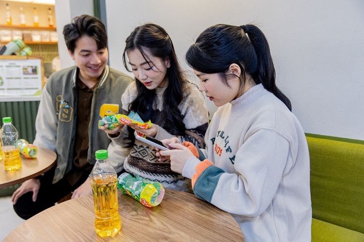 Được chiết xuất từ lá trà Thái Nguyên với EGCG, Trà Xanh Không Độ không chỉ giúp giảm căng thẳng mệt mỏi ngày cuối năm mà nhãn hàng này còn đang đem lại cơ hội trúng các giải thưởng trị giá hàng trăm triệu đồng tiền mặt cho người tiêu dùng vào dịp Tết năm nay.