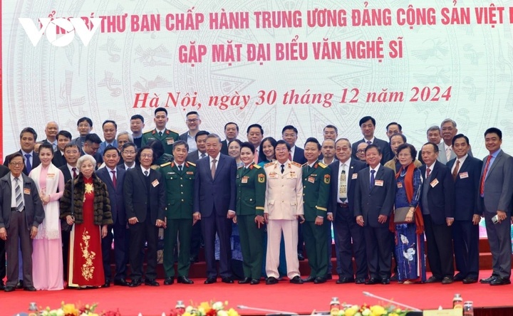 Tổng Bí thư Tô Lâm và các đại biểu đại diện cho đội ngũ văn nghệ sỹ cả nước.