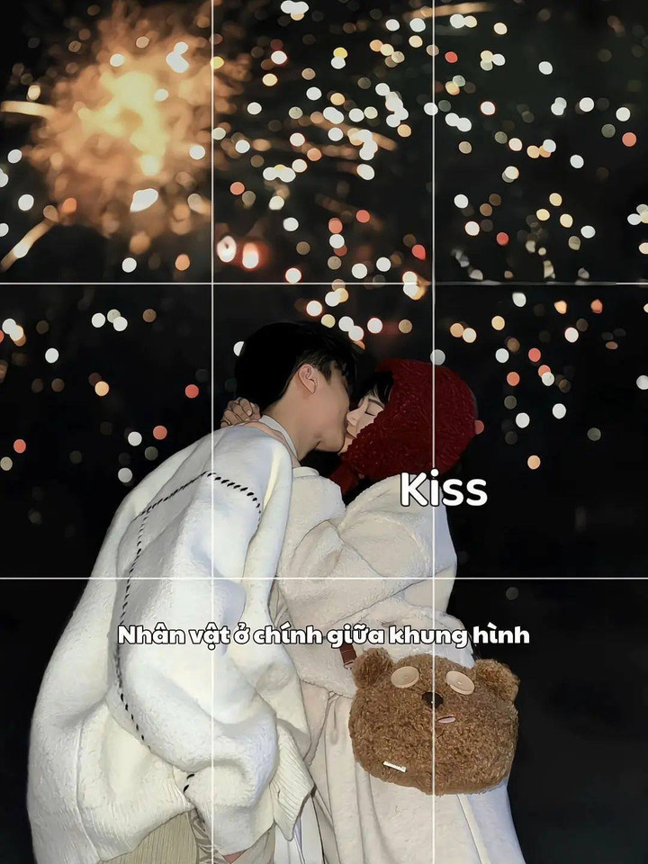 Trao nhau nụ hôn trong khoảnh khắc countdown. (Ảnh: Huyền Myy)