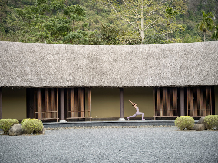 Trải nghiệm cân bằng thân - tâm - trí với yoga giữa không gian trong lành xanh mướt.